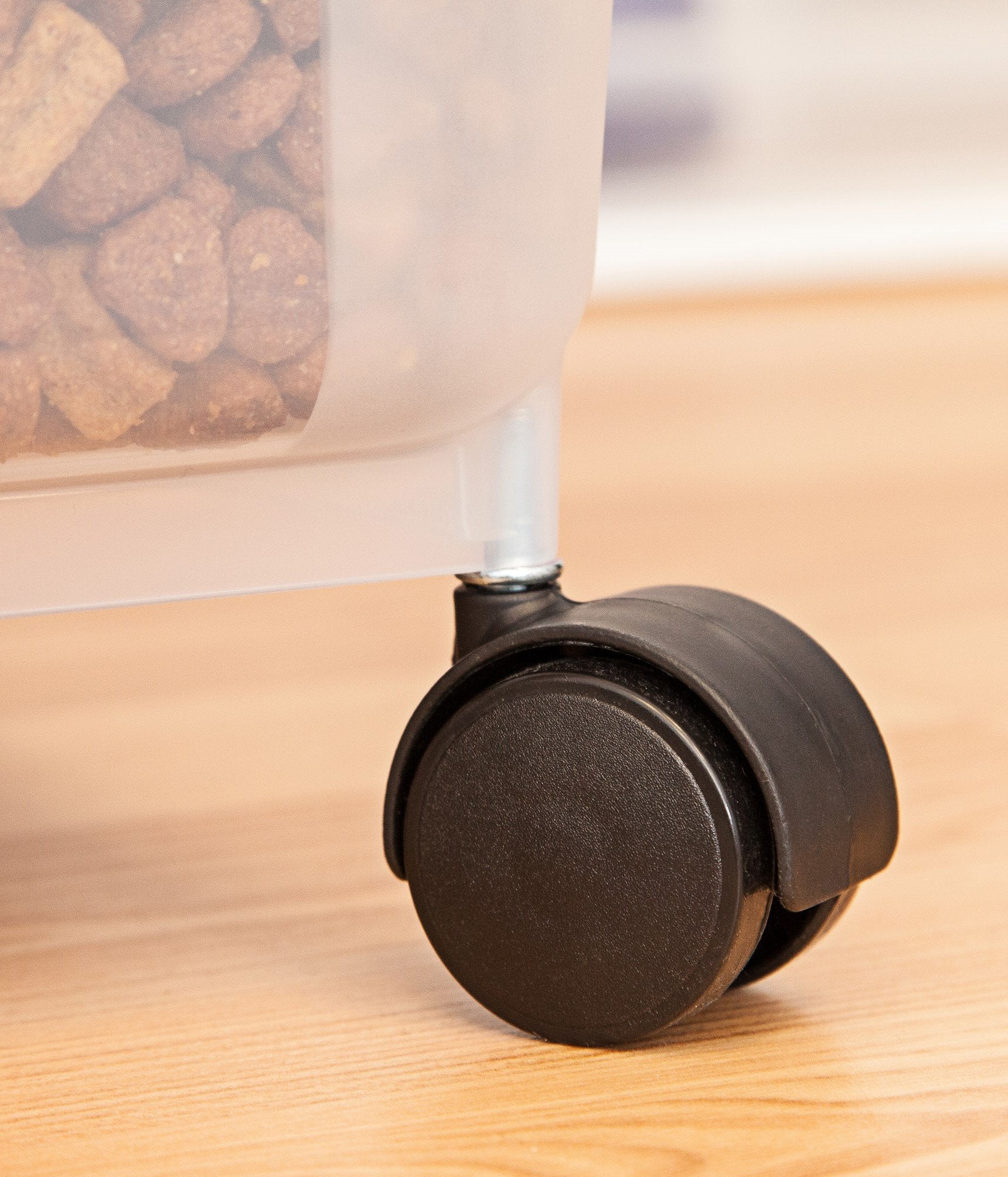 Airtight Pet Food Container WeatherPro®, Wheels - 67 QT - Image 12