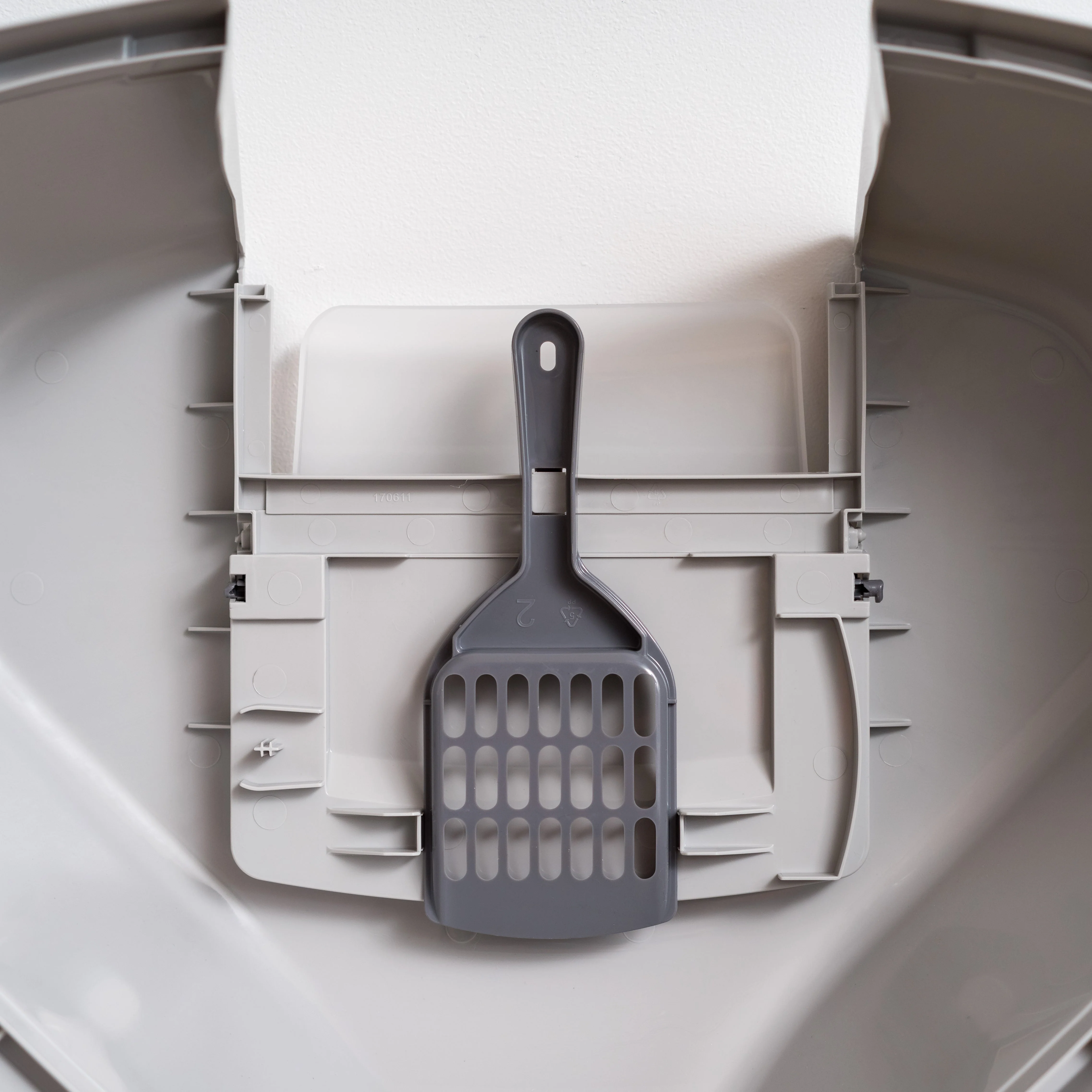 Large Hooded Corner Litter Box with Scoop, Gray - Image 4