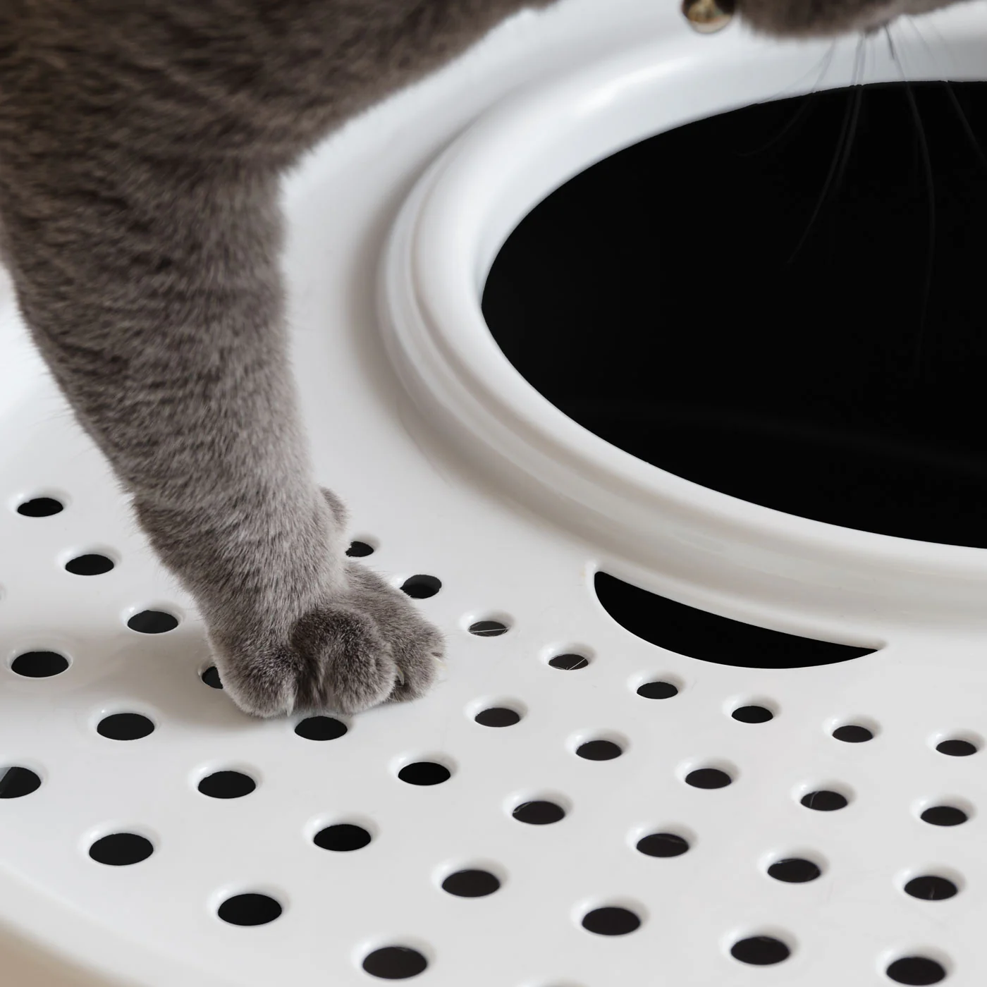 Large Top Entry Cat Litter Box with Litter Catching Lid & Scoop | Enclosed Design, Black/White - Image 4