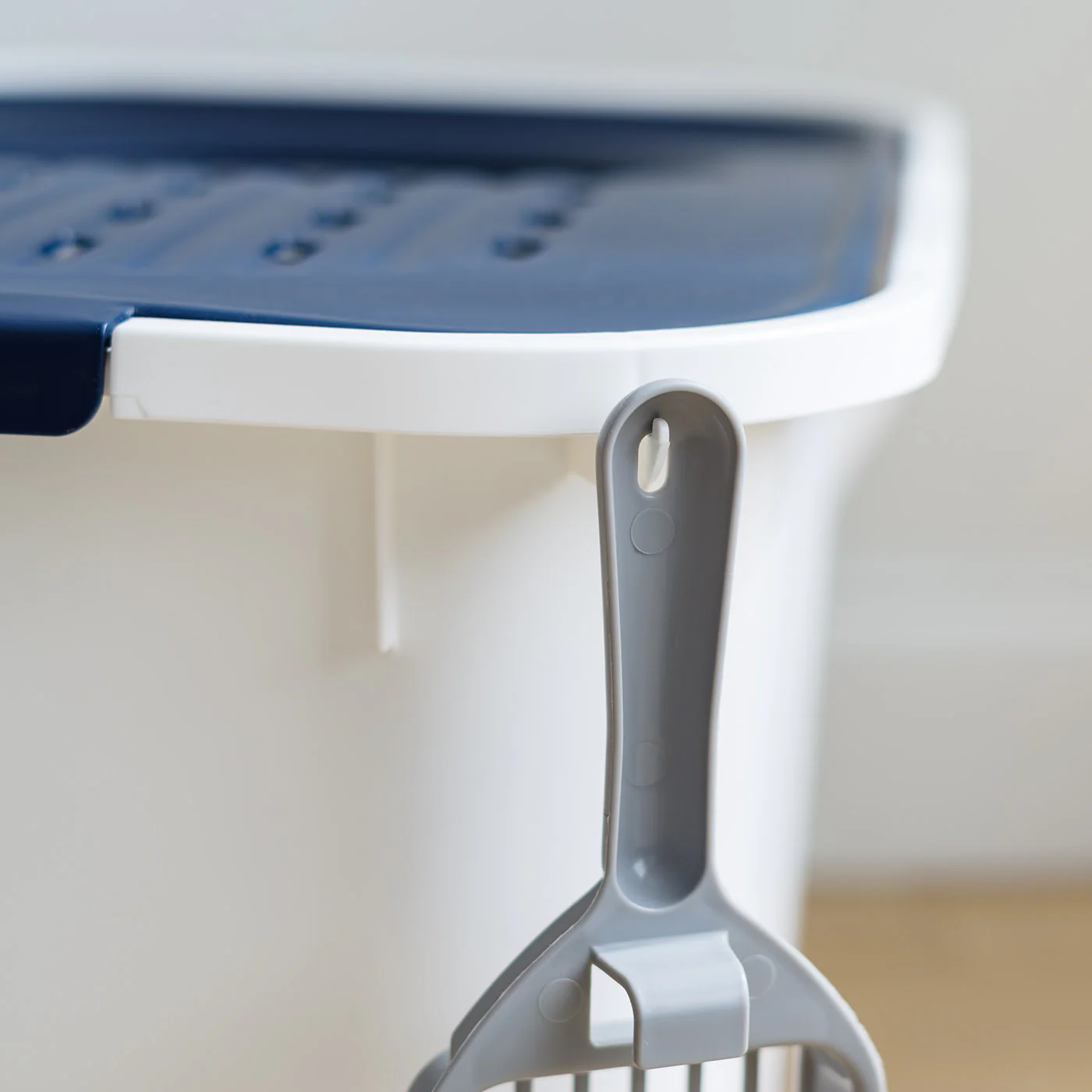 Top Entry Cat Litter Box with Litter Catching Grated Lid & Scoop, White/Navy Blue - Image 6