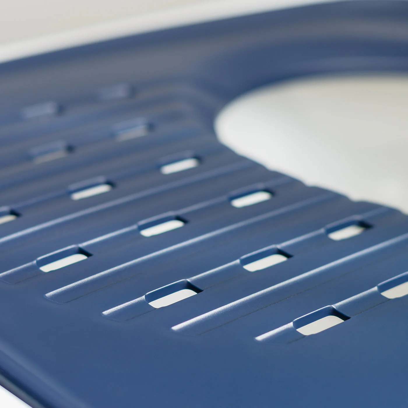 Top Entry Cat Litter Box with Litter Catching Grated Lid & Scoop, White/Navy Blue - Image 7